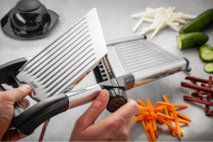 Mandoline Gefu Volari en acier inoxydable 41,5cm avec poussoir