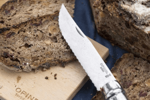 Couteau pliant Opinel n°12 lame crantée 12cm manche hêtre