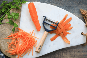 Éplucheur Opinel T-Duo bleu double lames microdentée et julienne manche en hêtre