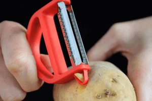 Éplucheur Opinel T-Duo rouge double lames microdentée et julienne manche en hêtre