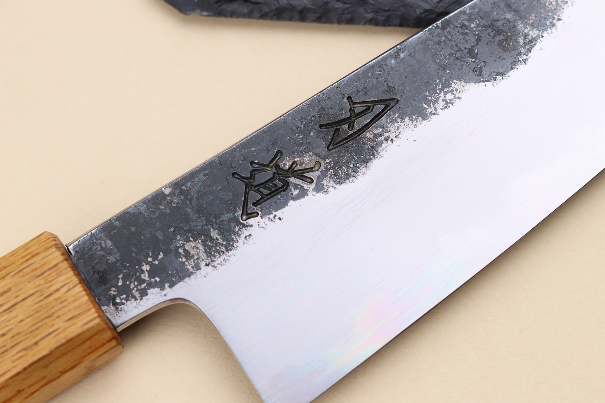 Kalta yubkada tik turib