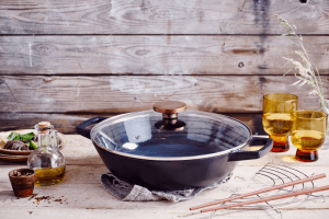 Wok Beka Nori en fonte noire 30cm avec couvercle en verre + grille inox et baguettes en bois
