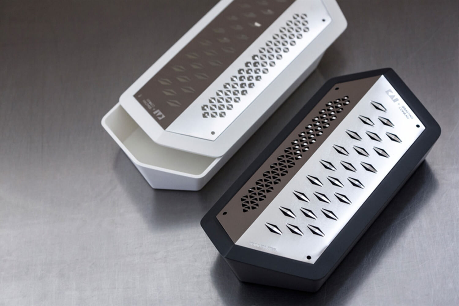 Râpe De Cuisine Janus Kai Sebastian Conran – Inox Avec Récipient Collecteur – Noir
