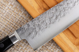 Couteau santoku japonais artisanal Takamura VG10 Tsuchime 16,5cm