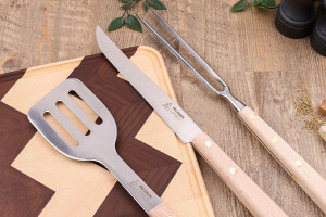 Couteau à découper 20cm spécial barbecue Au Nain manche en hêtre 27cm