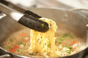 Set de 2 pinces Joseph Joseph Elevate Fusion en silicone avec reposoir intégré