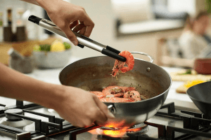 Pince de précision Joseph Joseph Elevate Fusion en silicone avec reposoir intégré