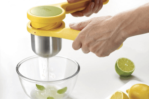 Presse-agrumes Joseph Joseph Helix en acier inoxydable et nylon