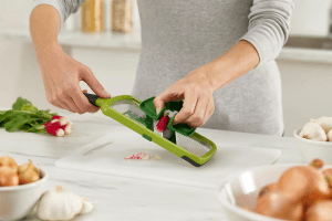 Mandoline Joseph Joseph Multi-Grip avec poussoir