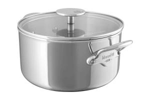 Cocotte Mauviel M'Urban4 en fonte d'inox avec couvercle en verre compatible induction