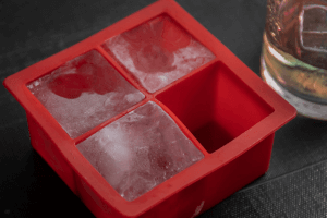 Bac à glaçons Barcraft en silicone rouge 4 empreintes