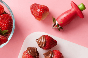 Equeuteur de fraise Chef'n StemGem en acier inox rouge