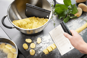 Coupe-pâte Gefu Dutto 2-en-1 en acier inox et polymère noir