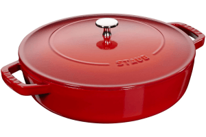 Sauteuse Staub Chistera en fonte émaillée cerise