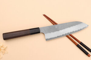 Couteau santoku 18cm japonais artisanal Nigara Hamono Tsuchime AS manche en noyer