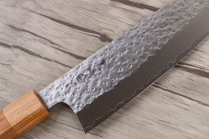 Couteau santoku japonais artisanal Makoto Kurosaki Sakura acier SG2 martelé 16.5cm