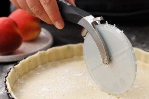 Roulette à pizza Microplane à double tranchant avec couvercle pique-pâte amovible