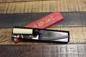 Couteau à poisson japonais artisanal JIKKO Betsuuchi lame brute 12cm en White Steel manche magnolia
