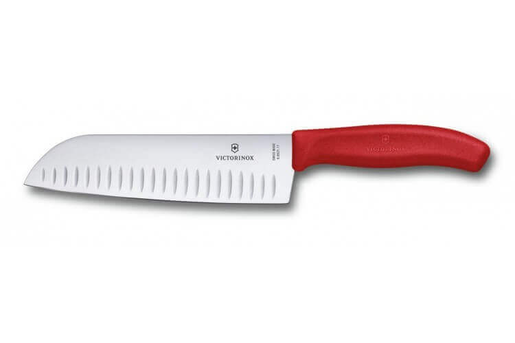 Couteau Santoku Victorinox SwissClassic rouge lame alvéolée 17cm