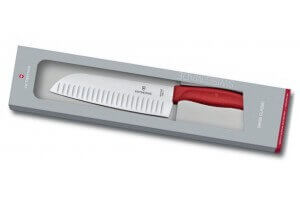 Couteau Santoku Victorinox SwissClassic rouge lame alvéolée 17cm