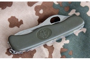Couteau suisse Victorinox Armée allemande vert kaki mat 111mm 10 fonctions