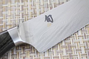 Couteau d'office japonais KAI Shun Nagare lame damas 72 couches Dual Core 9cm manche bombé