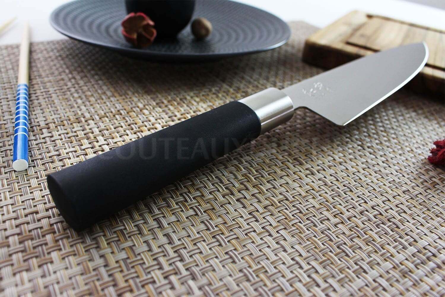 https://cdn.couteaux-du-chef.fr/30923/couteau-de-chef-kai-wasabi-black-lame-20cm.jpg