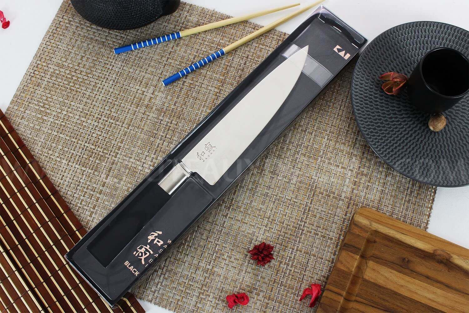 https://cdn.couteaux-du-chef.fr/30925/couteau-de-chef-kai-wasabi-black-lame-20cm.jpg