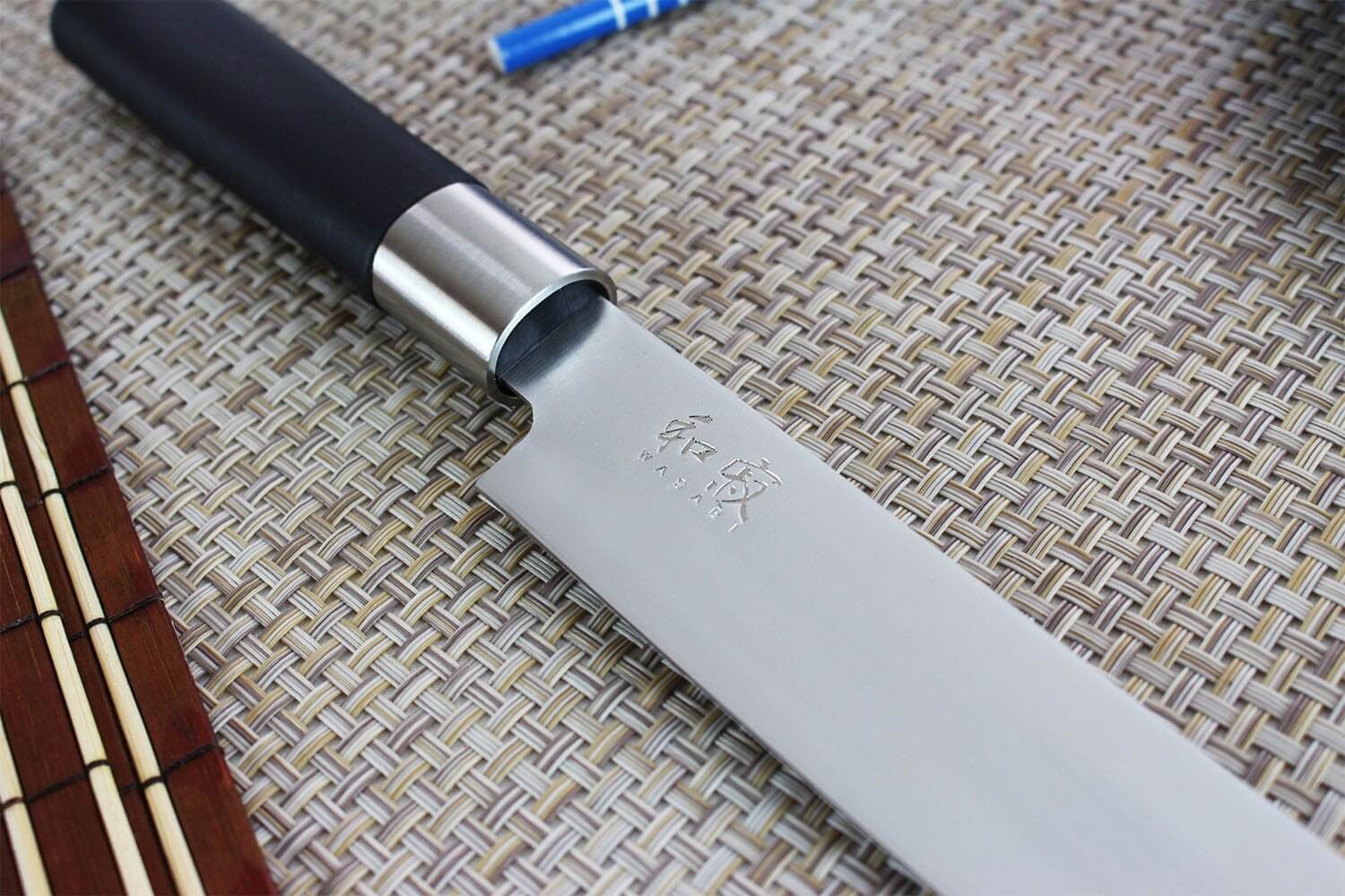 https://cdn.couteaux-du-chef.fr/30960/couteau-a-jambon-kai-wasabi-black-lame-23cm.jpg