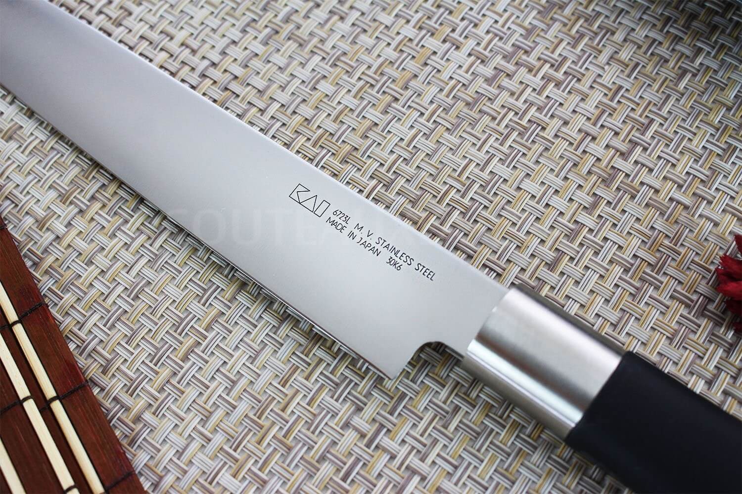 https://cdn.couteaux-du-chef.fr/30961/couteau-a-jambon-kai-wasabi-black-lame-23cm.jpg