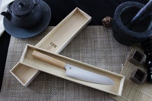 Couteau santoku japonais Shizu Hamono Yuri 18cm manche clair