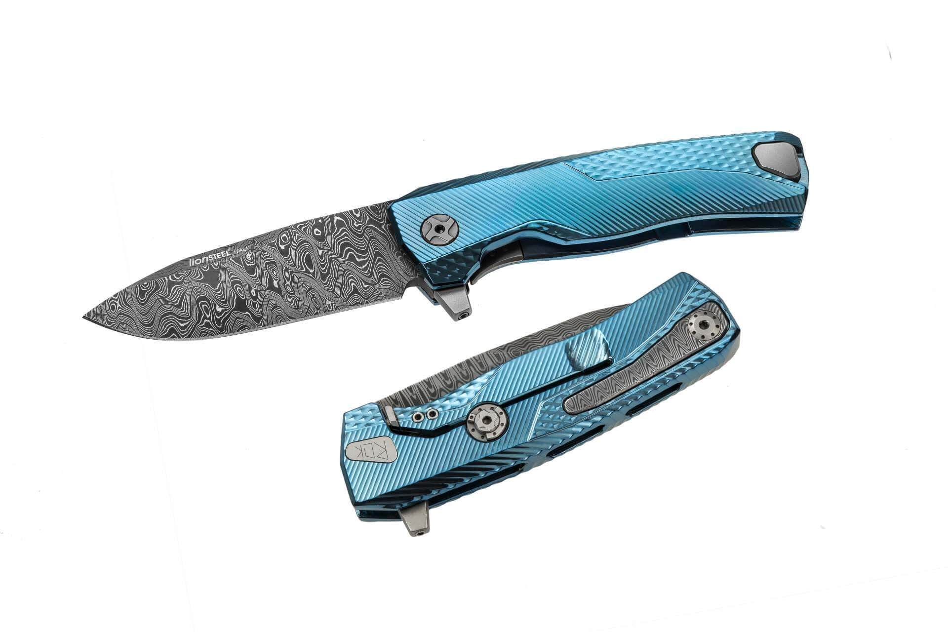 https://cdn.couteaux-du-chef.fr/38881/couteau-pliant-lionsteel-rok-damas-manche-titanium-bleu-11cm.jpg
