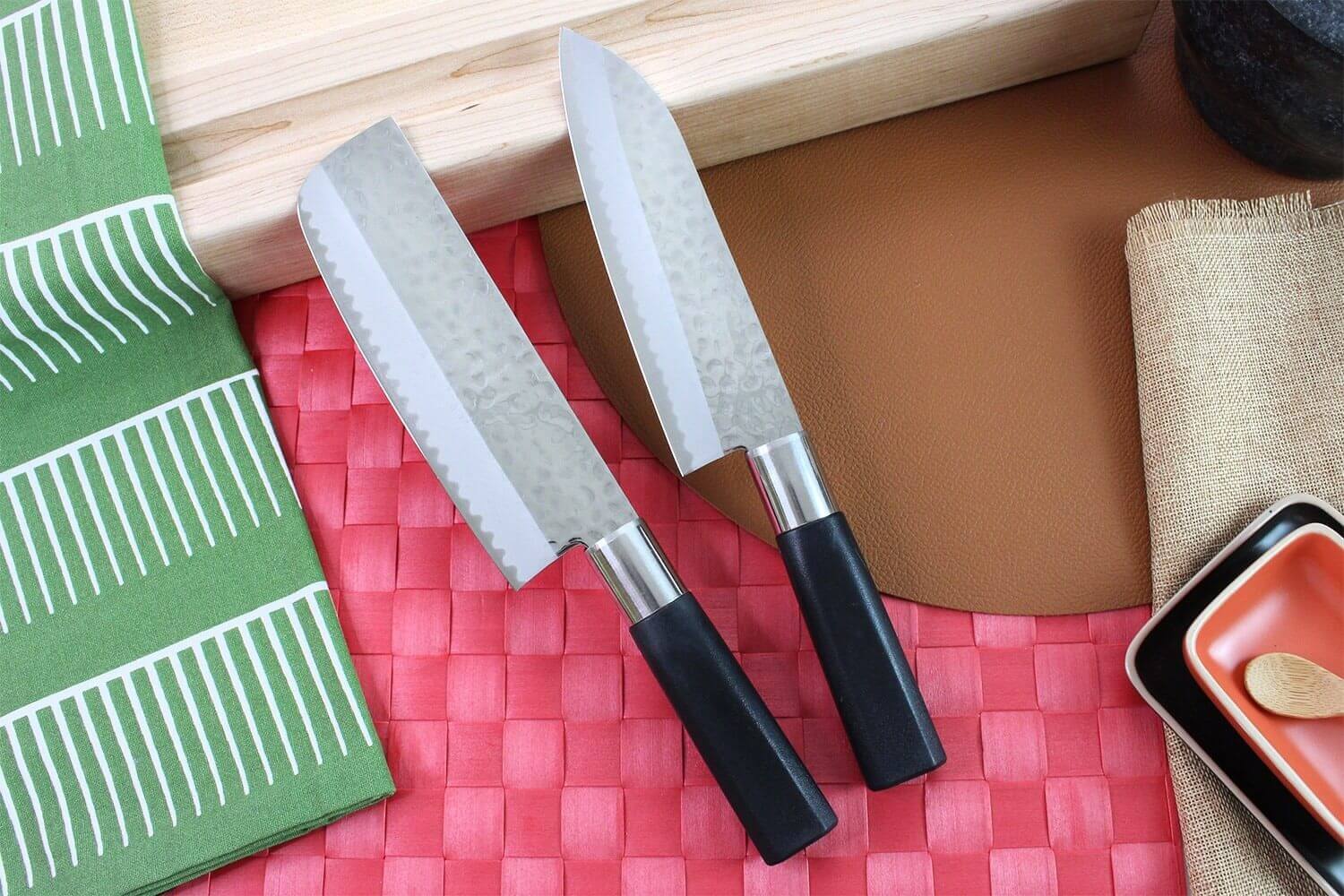 Coffret 2 couteaux japonais Nagekomi lame martelée : santoku + nakiri