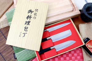 Coffret 3 couteaux japonais Nagekomi lame martelée : sashimi + nakiri + santoku