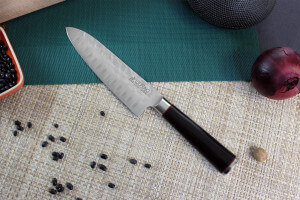Couteau santoku Wusaki Ebony AUS8 17cm alvéolé manche ébène vernis