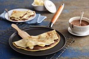 Crêpière en fonte émaillée STAUB noire 28cm manche bois