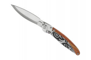 Couteau pliant K2.05M manche sandalwood et acier décor tribal 11,5cm