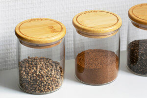 Set de 3 pots en verre Pebbly avec couvercle bambou pour épices et condiments - 190ml