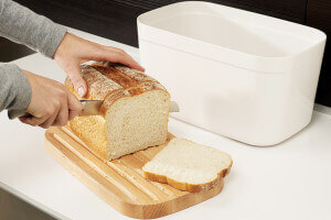 Boîte à pain avec couvercle réversible en bambou Joseph Joseph Bread Bin blanche