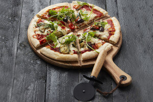 Set spécial pizza Point Virgule avec roulette à pizza et planche à servir en acacia