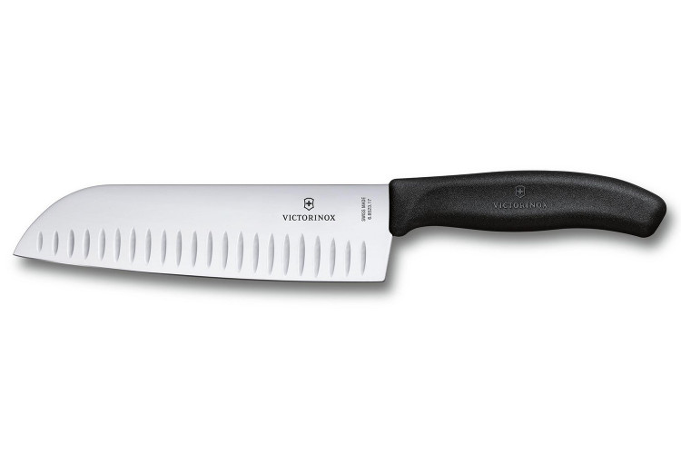 Couteau santoku alv&eacute;ol&eacute; Victorinox SwissClassic 17cm noir sur carte