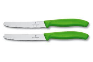 2 couteaux de table Victorinox verts lames crantées 11cm bout rond