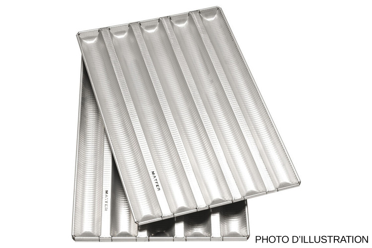 Plaque &agrave; baguette Matfer en aluminium gaufr&eacute; pour 8 ficelles 60x43