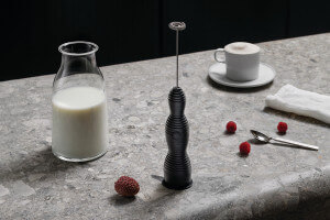 Mousseur à lait électrique Alessi Pulcina design par Michele De Lucchi