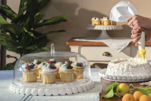 Plat à gâteau transparent Guzzini Tiffany en acrylique Ø36cm avec cloche