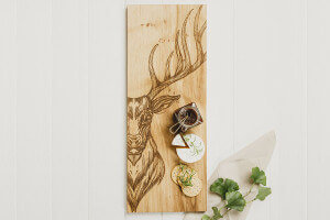 Planche de service en chêne Selbrae House 60x25x2cm - Motif cerf
