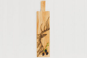 Planche apéritif en chêne Selbrae House 65x15x2cm avec poignée - Motif cerf