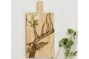 Planche de service en chêne Selbrae House 50x25x2cm avec poignée - Motif cerf