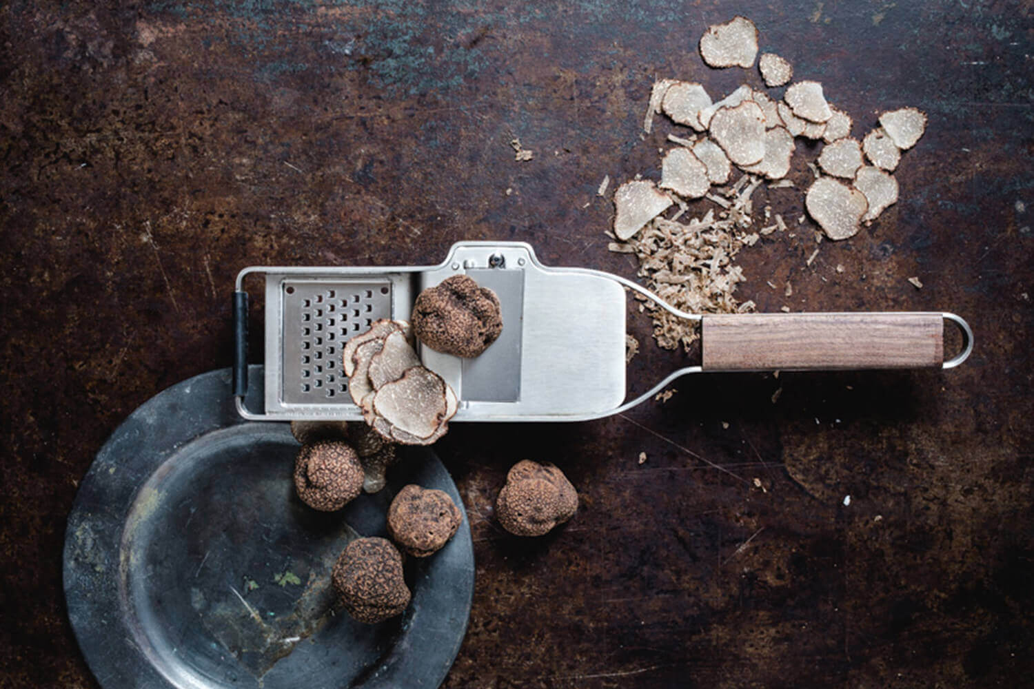 Microplane Râpe à Truffe inclut une râpe fine pour les tubercules de truffes,  fromage à pâte dure, ail & champignons avec manche en noyer et lames en  acier inoxydable – fabriquées aux