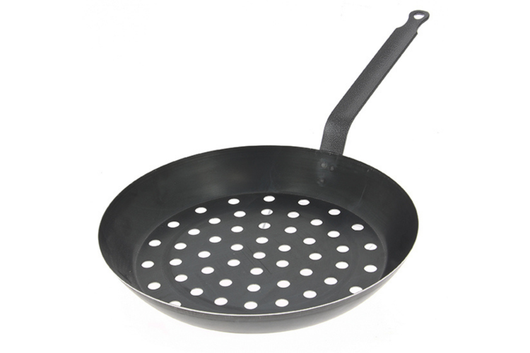 Po&ecirc;le &agrave; marrons perfor&eacute;e 5490.28 De Buyer 28cm en t&ocirc;le d'acier bleuie